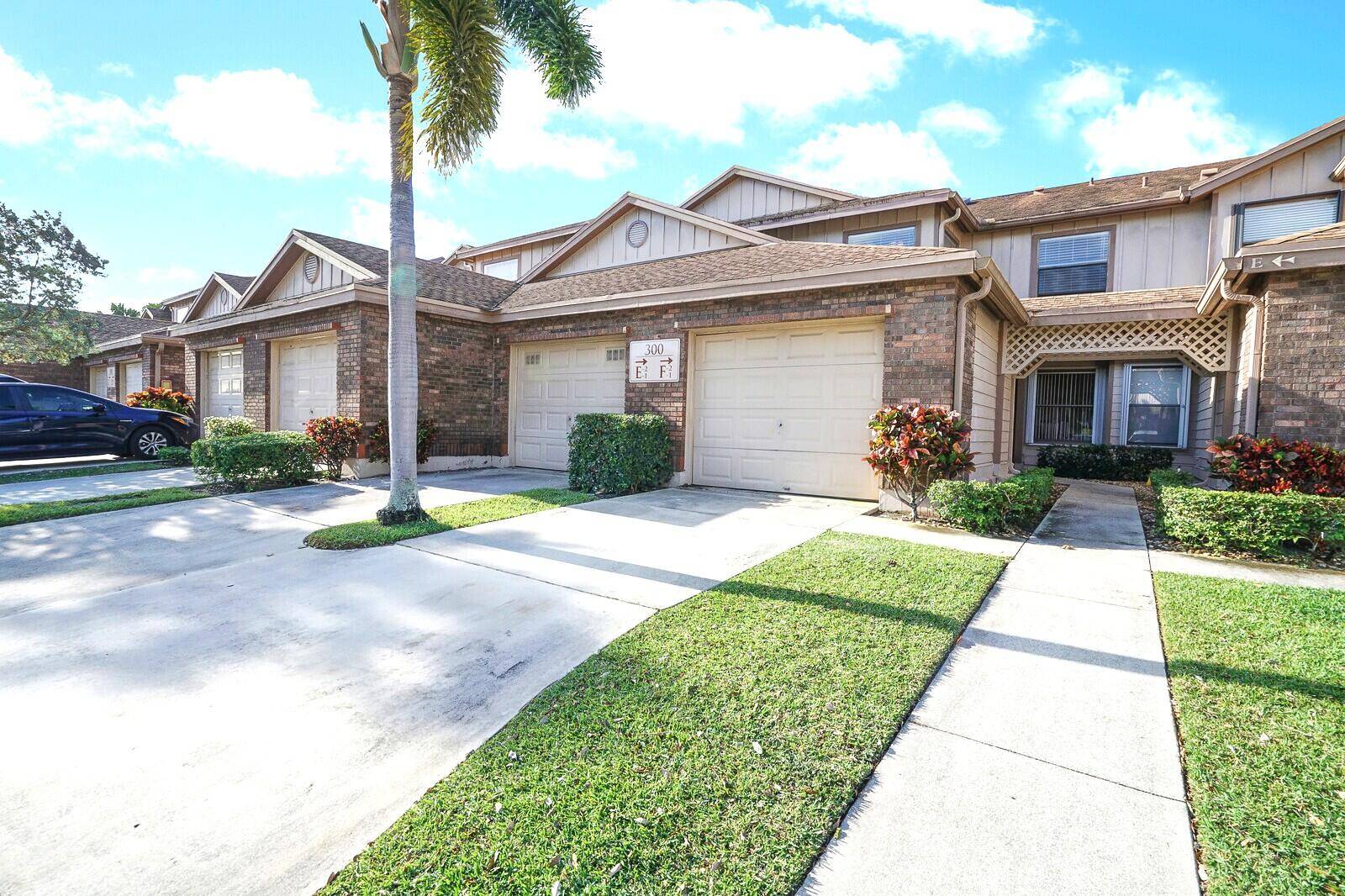 300 Crosswinds DR E2, Greenacres, FL 33413