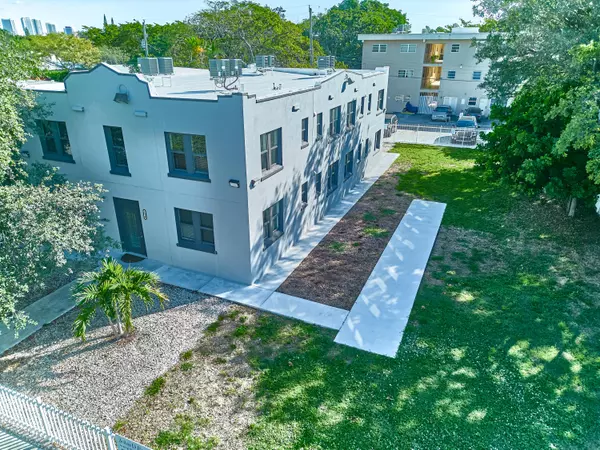 2020 Washington ST Units 1-8, Hollywood, FL 33020