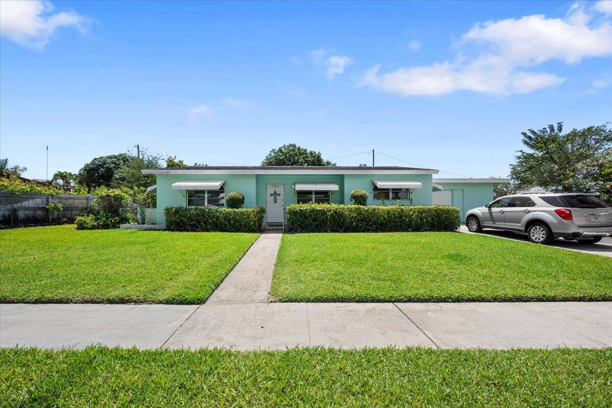 1423 N Shirley CT, Lake Worth, FL 33461