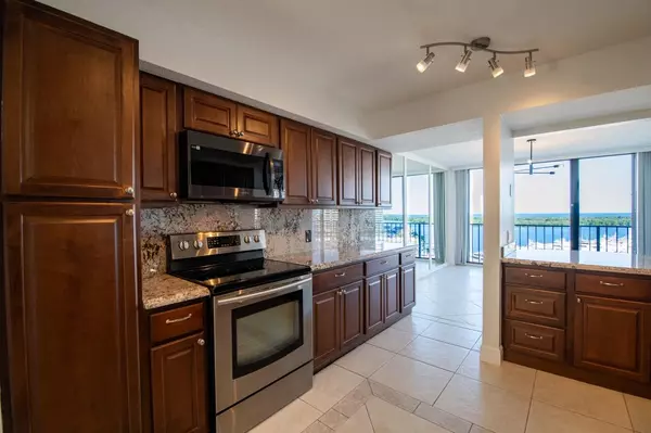 North Palm Beach, FL 33408,122 Lakeshore DR 1134
