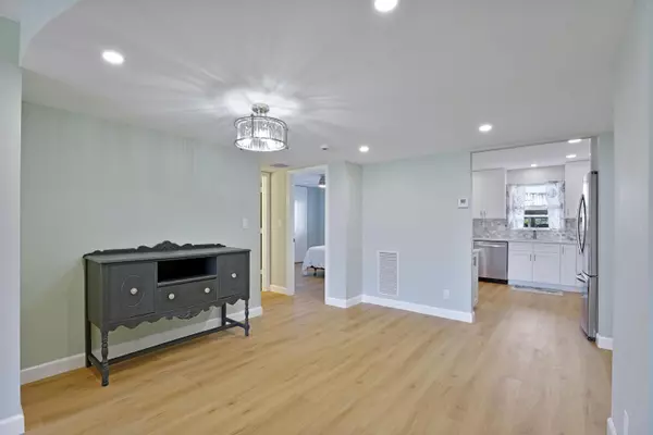 Lake Park, FL 33403,801 Lake Shore DR 112