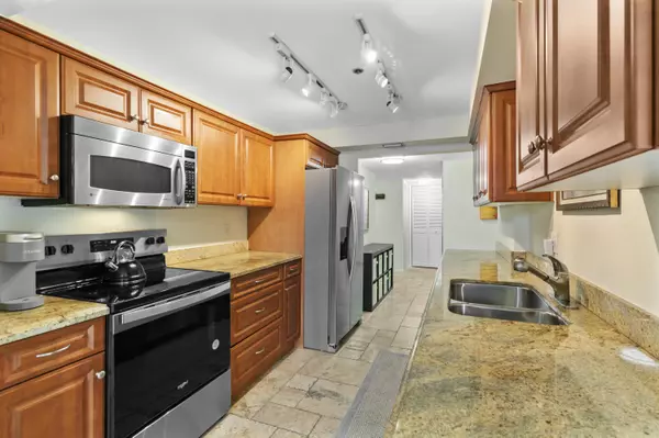Boca Raton, FL 33487,899 Jeffery ST 201