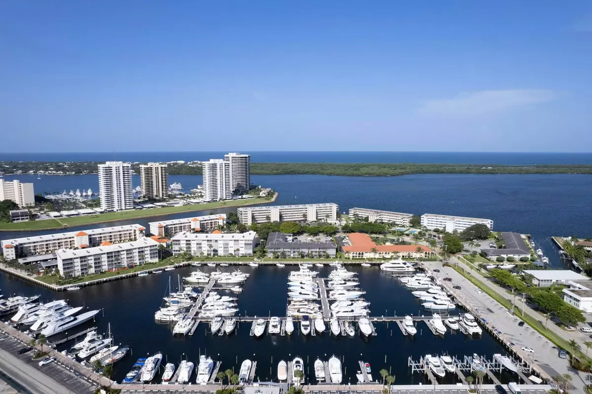 North Palm Beach, FL 33408,21 Yacht Club DR 102