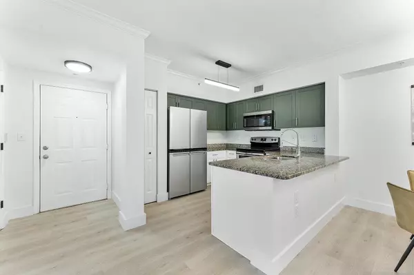 West Palm Beach, FL 33411,6378 Emerald Dunes DR 204