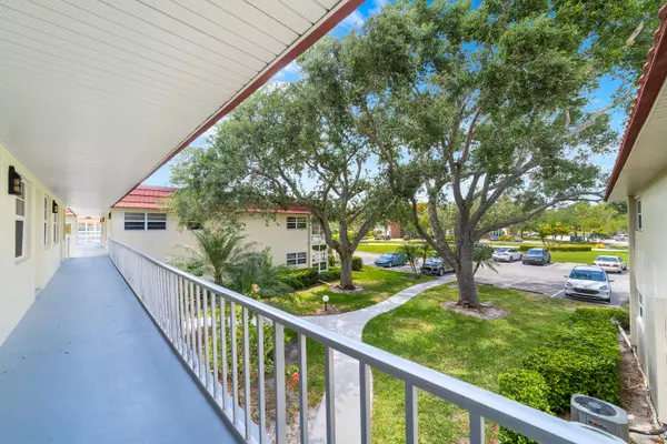 Vero Beach, FL 32962,8 Vista Palm LN 202