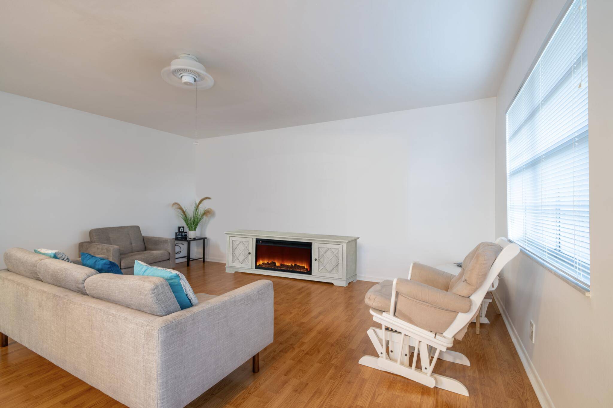 Delray Beach, FL 33484,313 Burgundy G