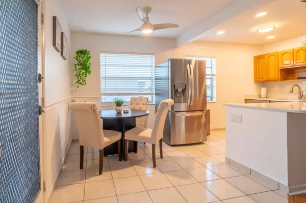 Delray Beach, FL 33484,313 Burgundy G