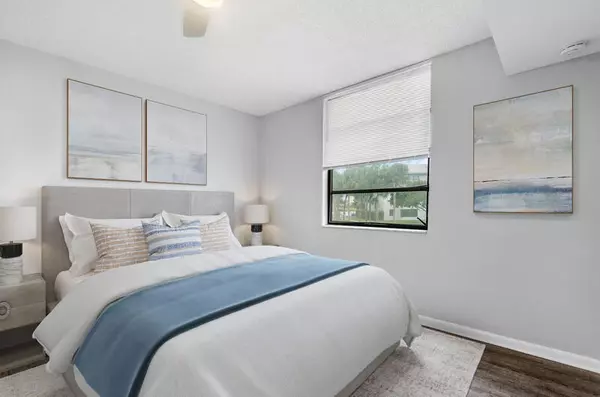 West Palm Beach, FL 33401,3710 Whitehall DR 203