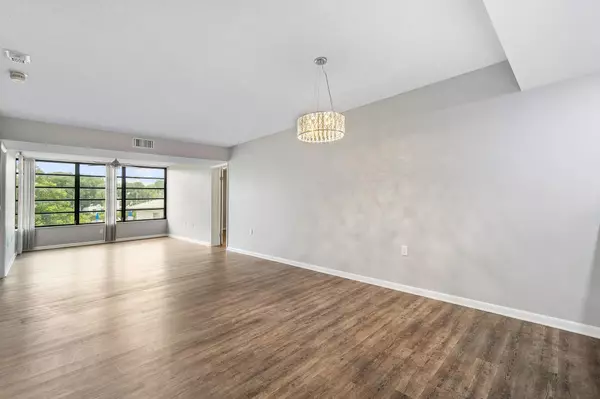 West Palm Beach, FL 33401,3710 Whitehall DR 203