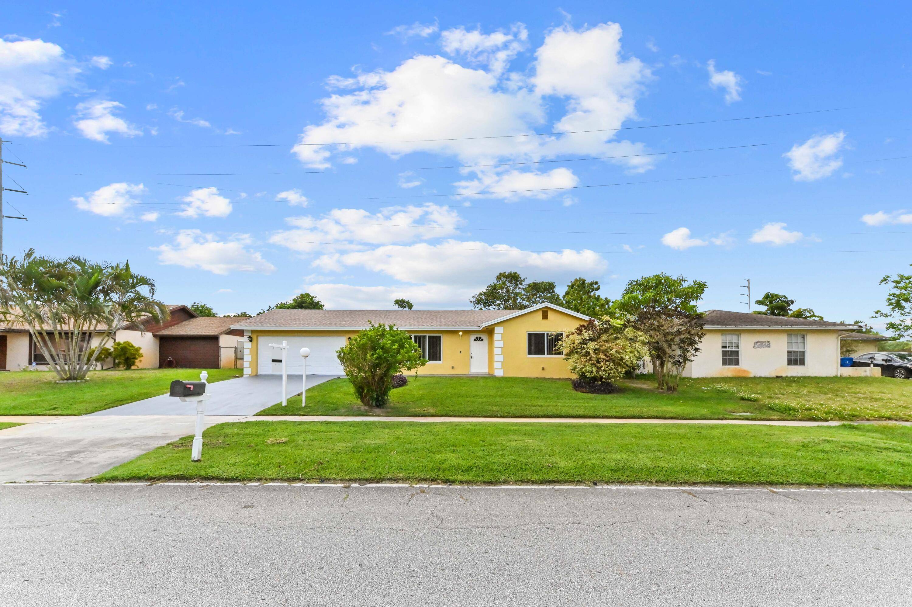 2561 S Canterbury DR, West Palm Beach, FL 33407
