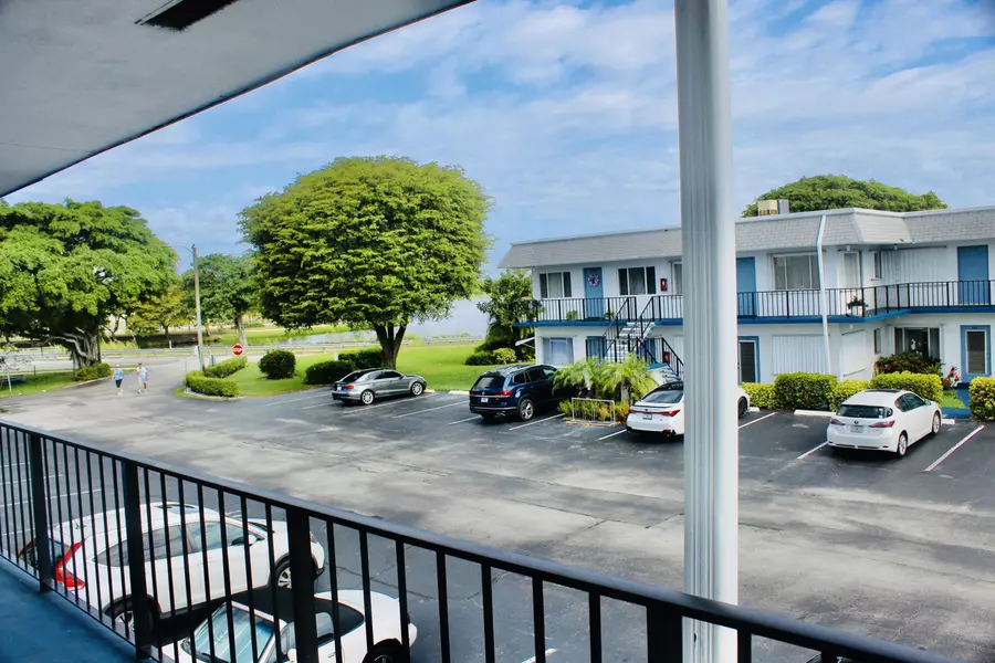 2440 Lake Osborne DR 207, Lake Worth, FL 33461