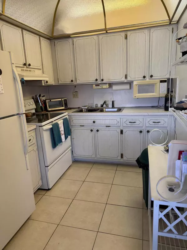 Lake Worth, FL 33461,2440 Lake Osborne DR 207