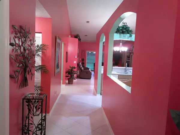West Palm Beach, FL 33411,9492 Swansea LN