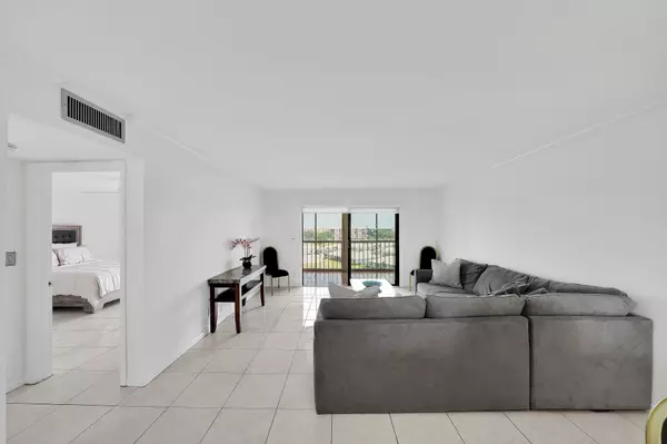 Delray Beach, FL 33446,7076 Huntington LN 803
