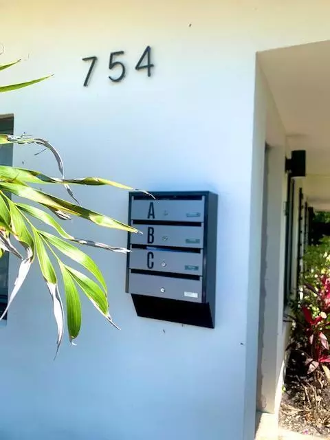 Oakland Park, FL 33334,754 NE 40th ST