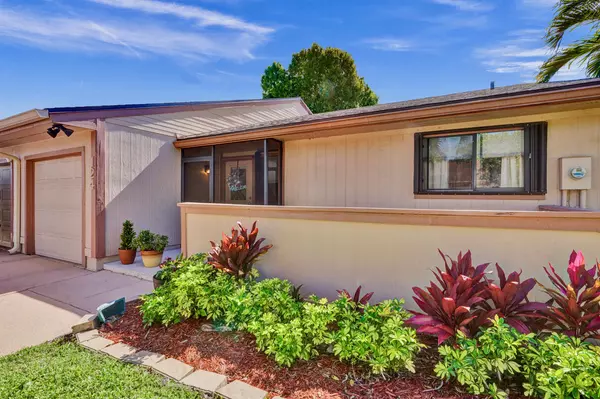 Boynton Beach, FL 33426,124 Mayfair LN