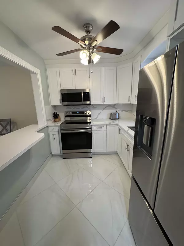 Palm Springs, FL 33461,721 Lori DR 210