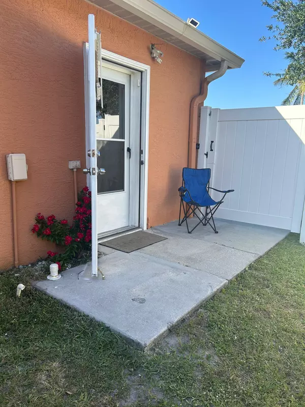 Port Saint Lucie, FL 34984,2110 SW Larchmont LN