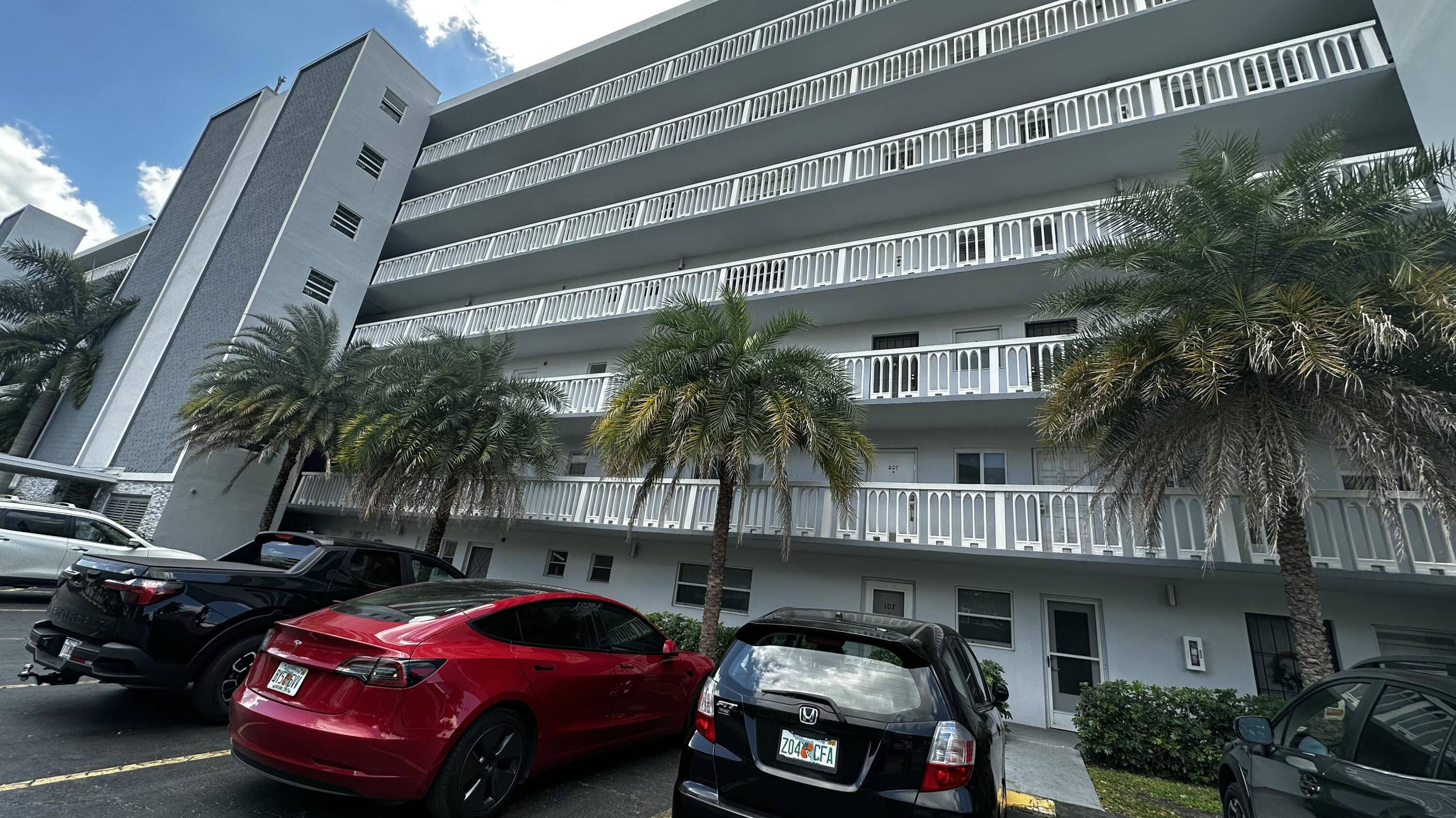 320 NE 12th AVE 407, Hallandale Beach, FL 33009
