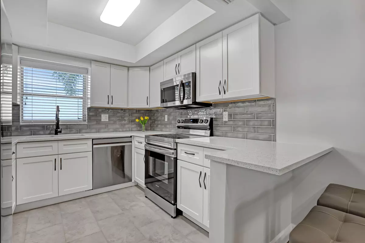 West Palm Beach, FL 33415,2894 E Crosley DR G