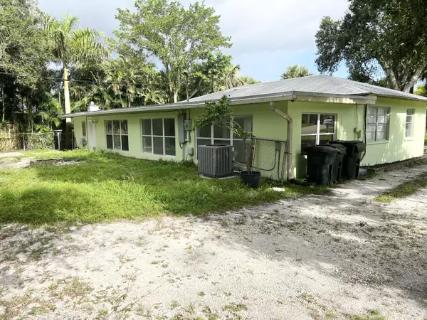 Stuart, FL 34994,515 SW South Carolina DR