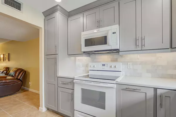 Jupiter, FL 33469,18081 SE Country Club DR 2