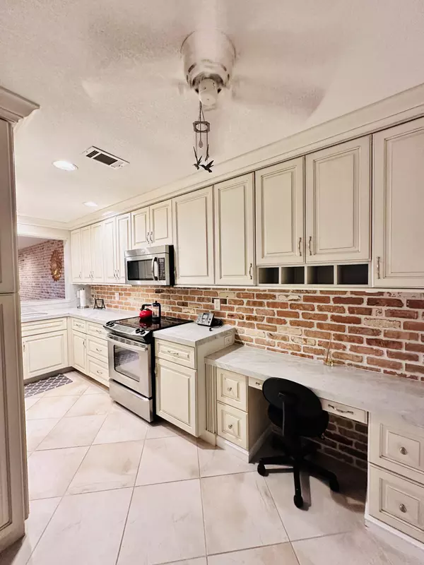 Deerfield Beach, FL 33441,842 SE 19th AVE 102