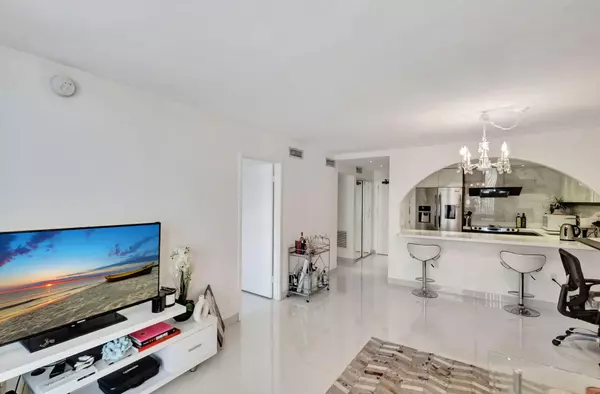 Miami Beach, FL 33139,401 Ocean DR 220