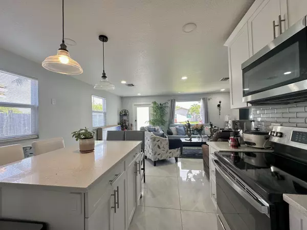 West Palm Beach, FL 33405,946 Mcintosh ST