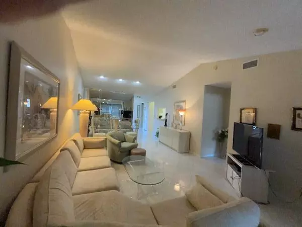 Delray Beach, FL 33484,15235 Lakes Of Delray BLVD 303