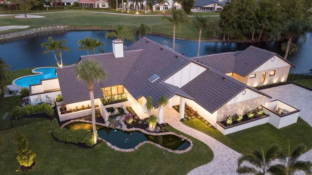 910 Greensward LN, Delray Beach, FL 33445