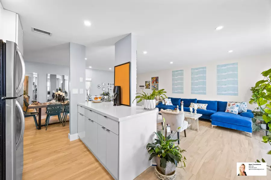 137 Golden Isles DR 1605, Hallandale Beach, FL 33009