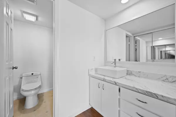 West Palm Beach, FL 33401,3526 Whitehall DR 106