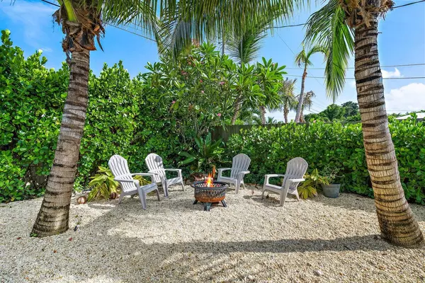Tequesta, FL 33469,356 Mars AVE