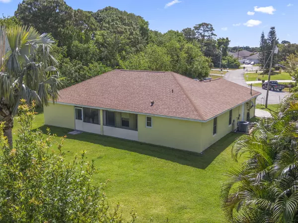 Port Saint Lucie, FL 34953,541 SW Saturn CT