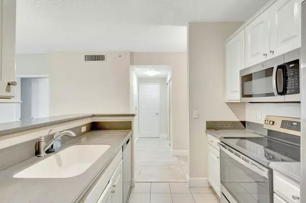 West Palm Beach, FL 33401,780 S Sapodilla AVE 203