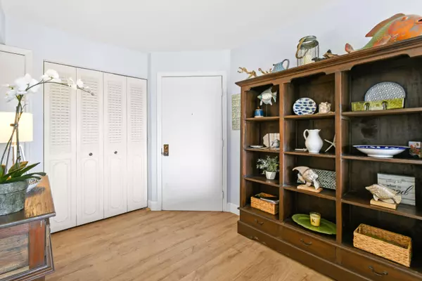 Jupiter, FL 33477,1605 S Us Highway 1 301-V6