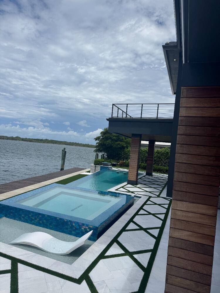 107 Bowsprit DR, North Palm Beach, FL 33408