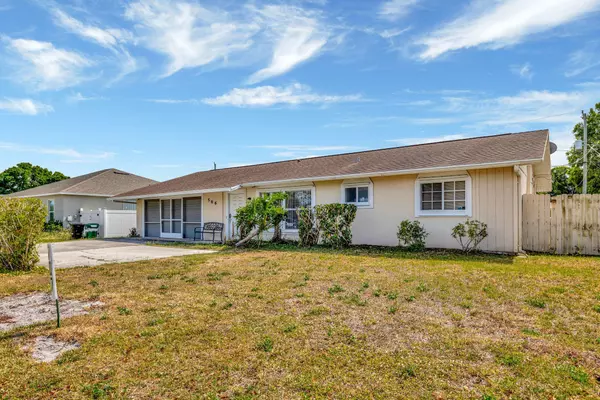 Port Saint Lucie, FL 34983,566 SE Floresta DR
