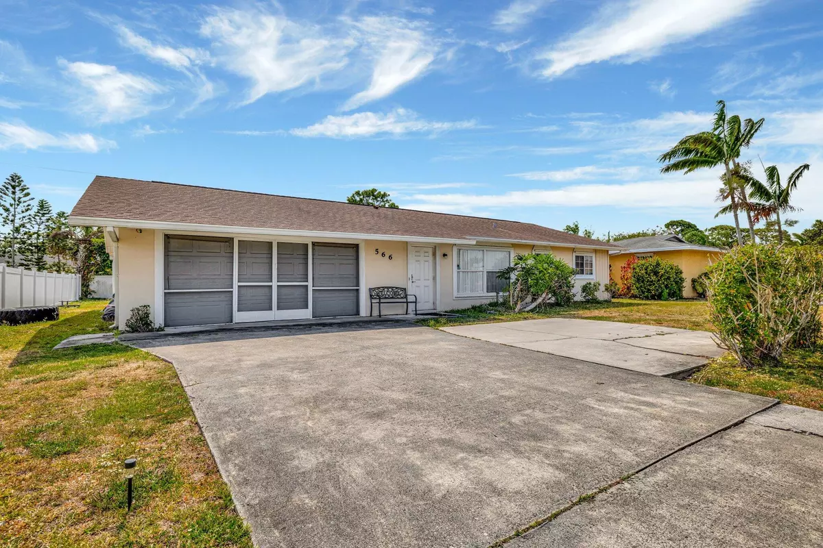 Port Saint Lucie, FL 34983,566 SE Floresta DR