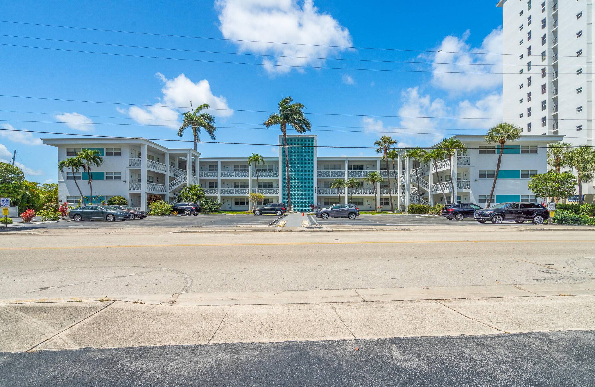 419 Golden Isles DR 107, Hallandale Beach, FL 33009
