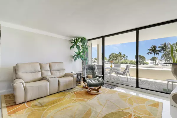 North Palm Beach, FL 33408,134 Lakeshore DR 213