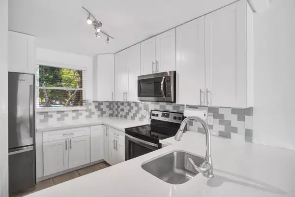 Oakland Park, FL 33309,105 Royal Park DR 3d