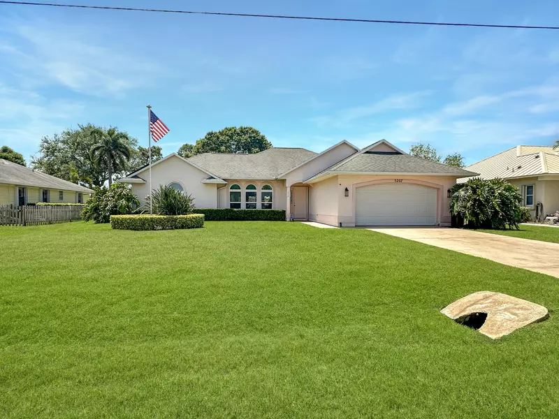 5207 Indian Bend LN, Fort Pierce, FL 34951