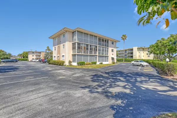 2581 N Garden DR 107, Lake Worth, FL 33461