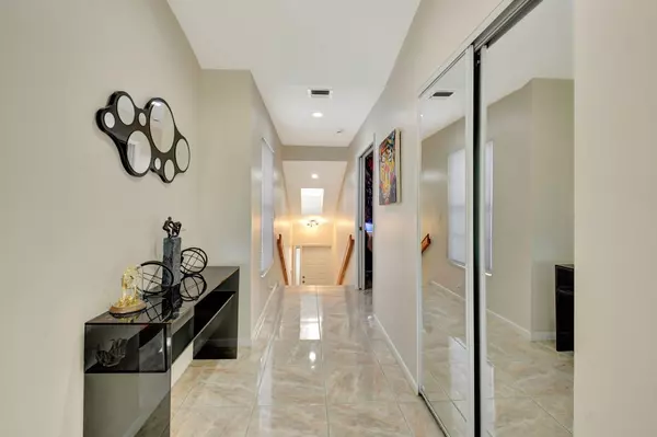 Boca Raton, FL 33487,17051 Emile ST 5