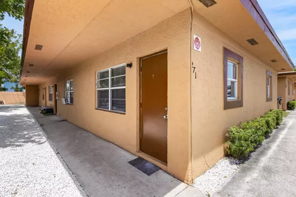 Deerfield Beach, FL 33441,271 SW 1st ST 1-4