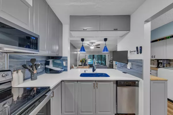 301 N Pine Island RD 101, Plantation, FL 33324