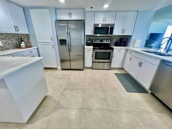Hutchinson Island, FL 34949,2700 N Highway A1a 702