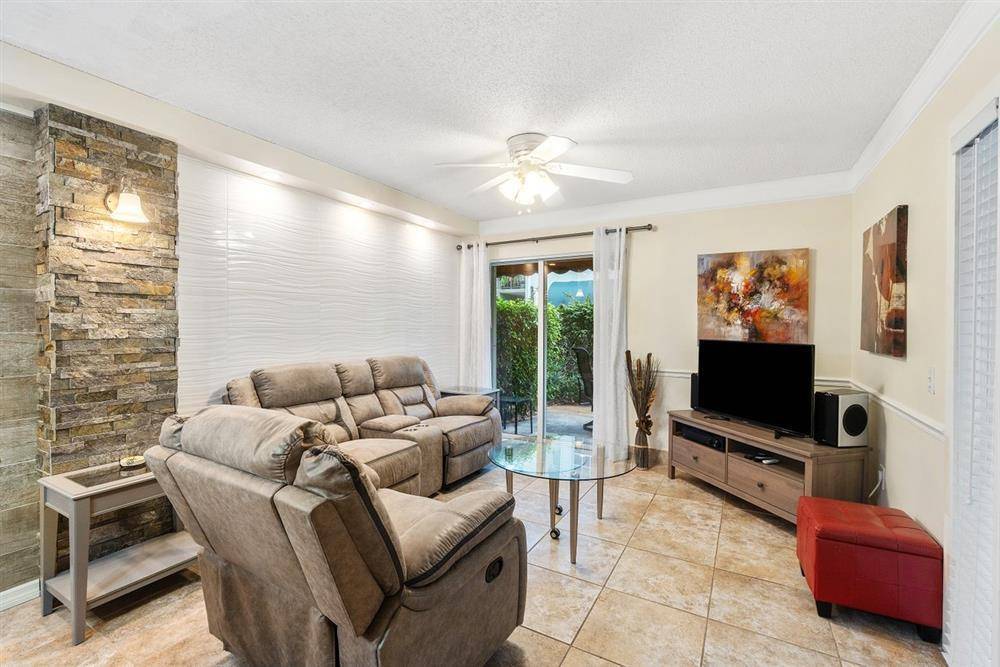 Hypoluxo, FL 33462,606 Waterside DR